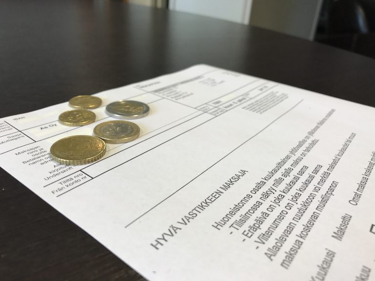 KYSYMYS ASUNTOKAUPASTA: Vastikerästit ja asuntokauppa, uuden omistajan vastuu vanhan omistajan maksulaiminlyönnistä, vastike ja muut maksut, yhtiöjärjestyksen määräys, perintä, isännöitsijäntodistus